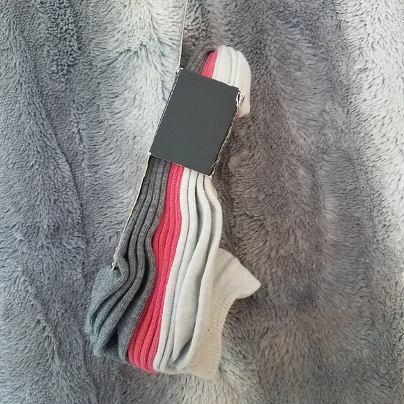 Under Armour no show socks NWT - Picture 3 of 3